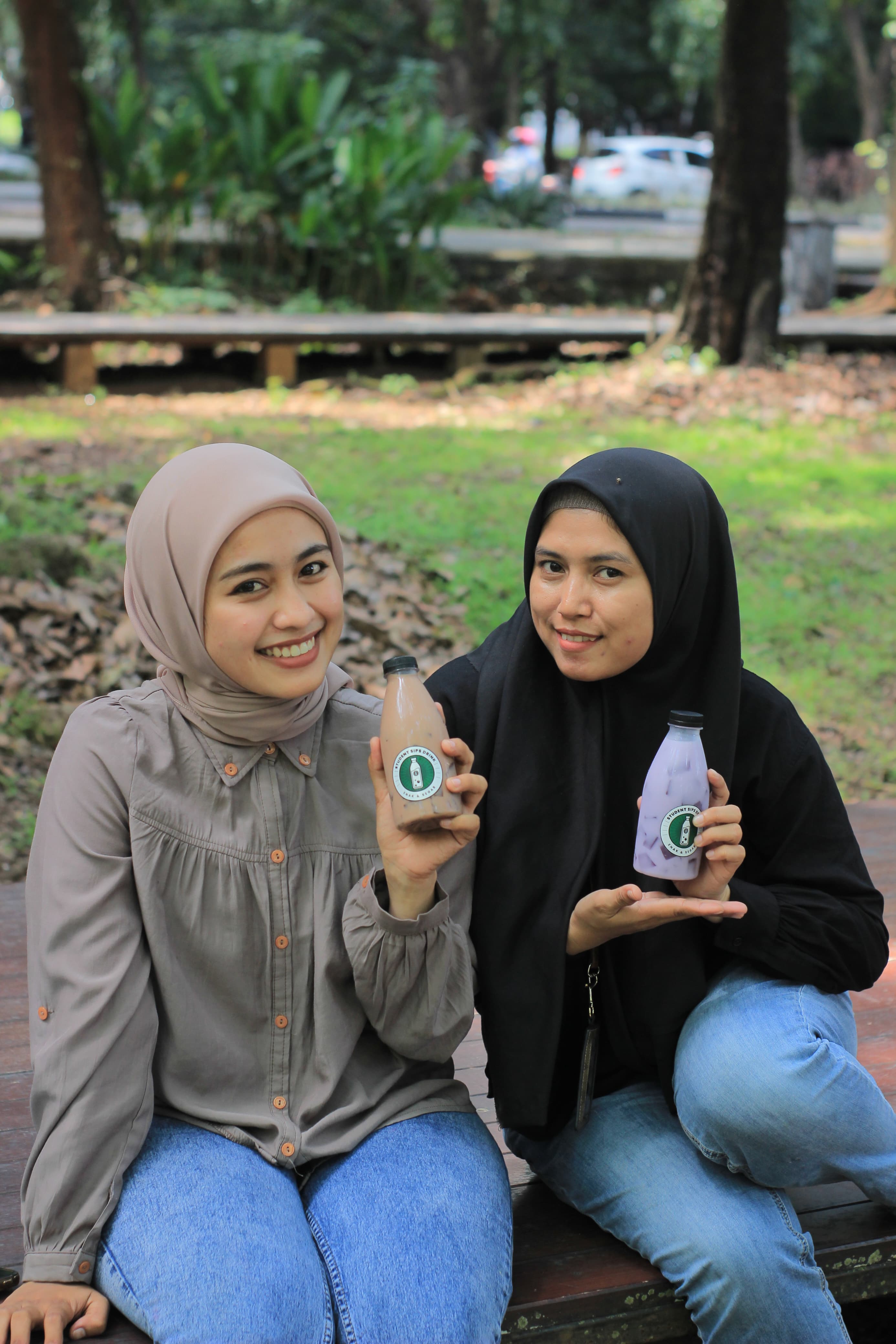 Student Sips Drink - Foto 2